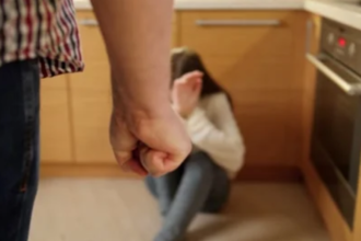 Uttar Pradesh: पिता ने मासूम बेटी को छत से लटकाकर बेरहमी से पीटा, वीडियो वायरल होने के बाद पुलिस ने किया गिरफ्तार