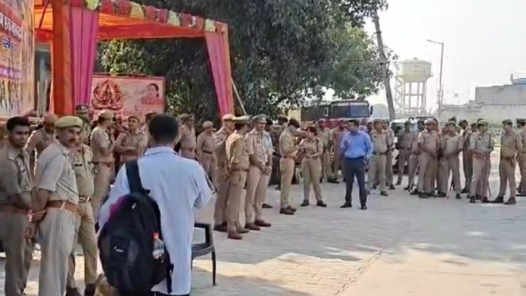 Ghaziabad: महापंचायत को लेकर सुरक्षा कड़ी, मंदिर जाने वाले रास्तों पर की गई बैरिकेडिंग