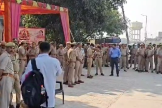 Ghaziabad: महापंचायत को लेकर सुरक्षा कड़ी, मंदिर जाने वाले रास्तों पर की गई बैरिकेडिंग