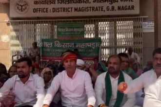 Greater Noida में किसानों का जोरदार प्रदर्शन, प्रशासन के साथ वार्ता विफल, रात भर कलेक्ट्रेट पर धरना रहा जारी