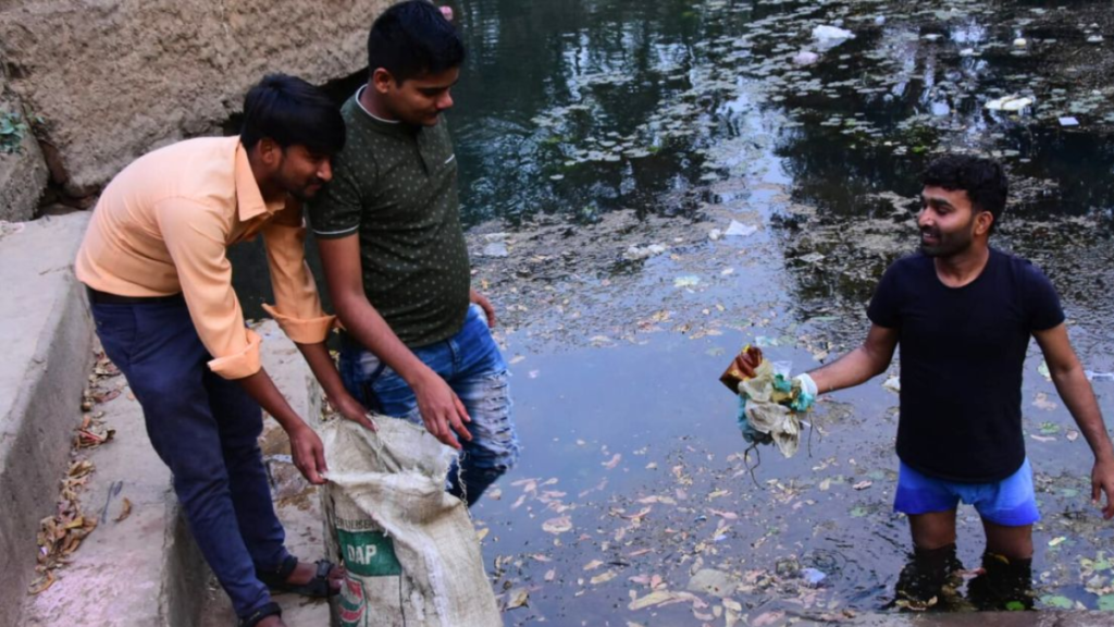 शहर में पहली बार देखा पानी की बर्बादी