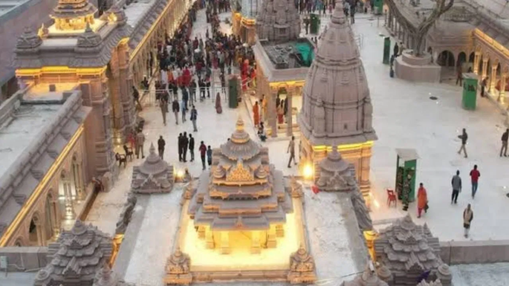 Varanasi के काशी विश्वनाथ मंदिर में धक्का-मुक्की के बाद स्पर्श दर्शन