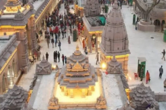 Varanasi के काशी विश्वनाथ मंदिर में धक्का-मुक्की के बाद स्पर्श दर्शन