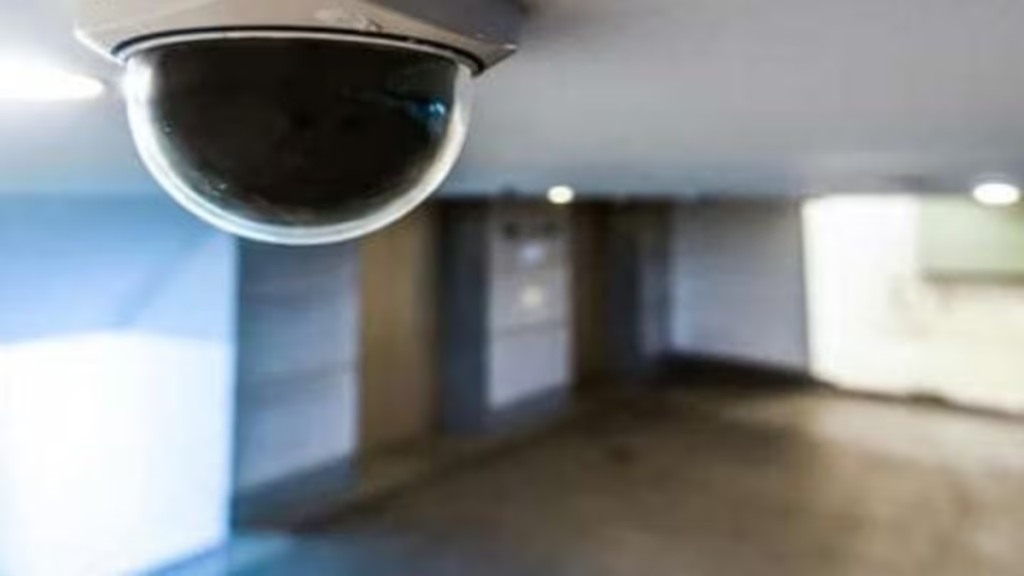 कोचिंग वॉशरूम में छिपे कैमरे से छात्राओं के वीडियो रिकॉर्ड