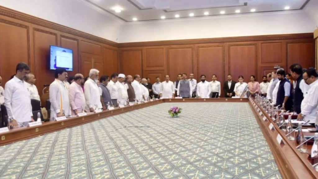 महाराष्ट्र कैबिनेट ने Ratan Tata को भारत रत्न देने का प्रस्ताव पारित किया।