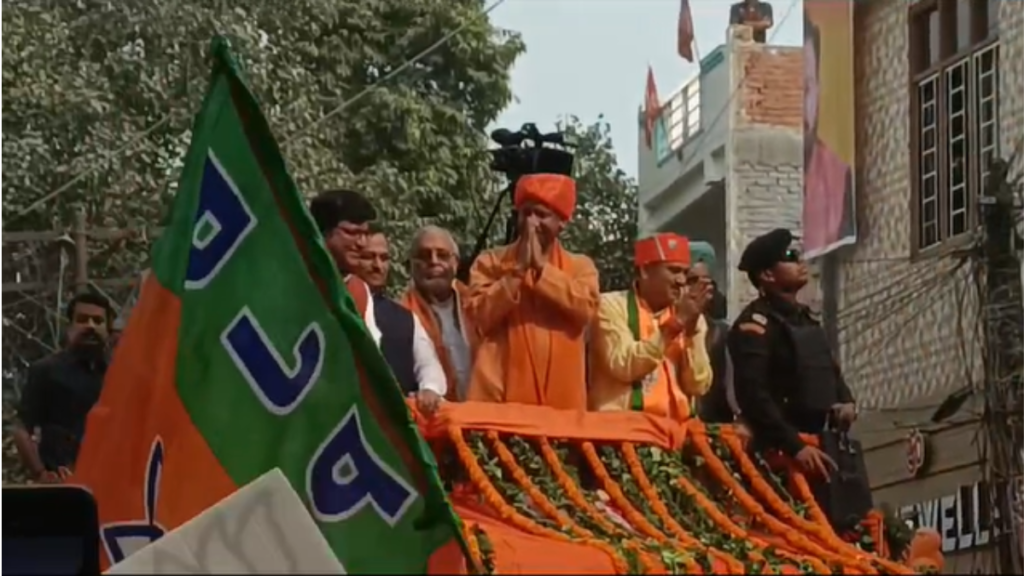 Kanpur: मुख्यमंत्री योगी आदित्यनाथ का भव्य रोड शो, भाजपा प्रत्याशी के लिए मांगे वोट