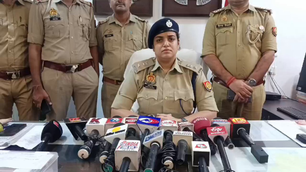 Kanpur: महिला सशक्तिकरण के तहत पिंक सैलून स्पा पर पुलिस ने की कार्रवाई, तीन लड़कियां और एक लड़का हिरासत में