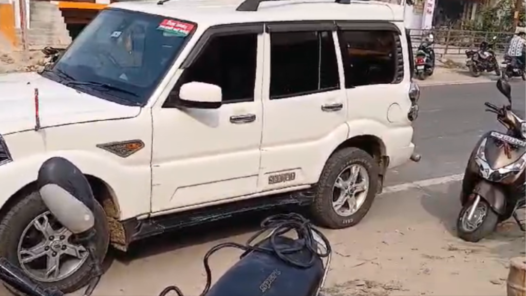 Amethi: सड़क हादसे में सपा नेता की हुई दर्दनाक मौत, गेट से टकराने के बाद तेज रफ्तार कार ने कुचला